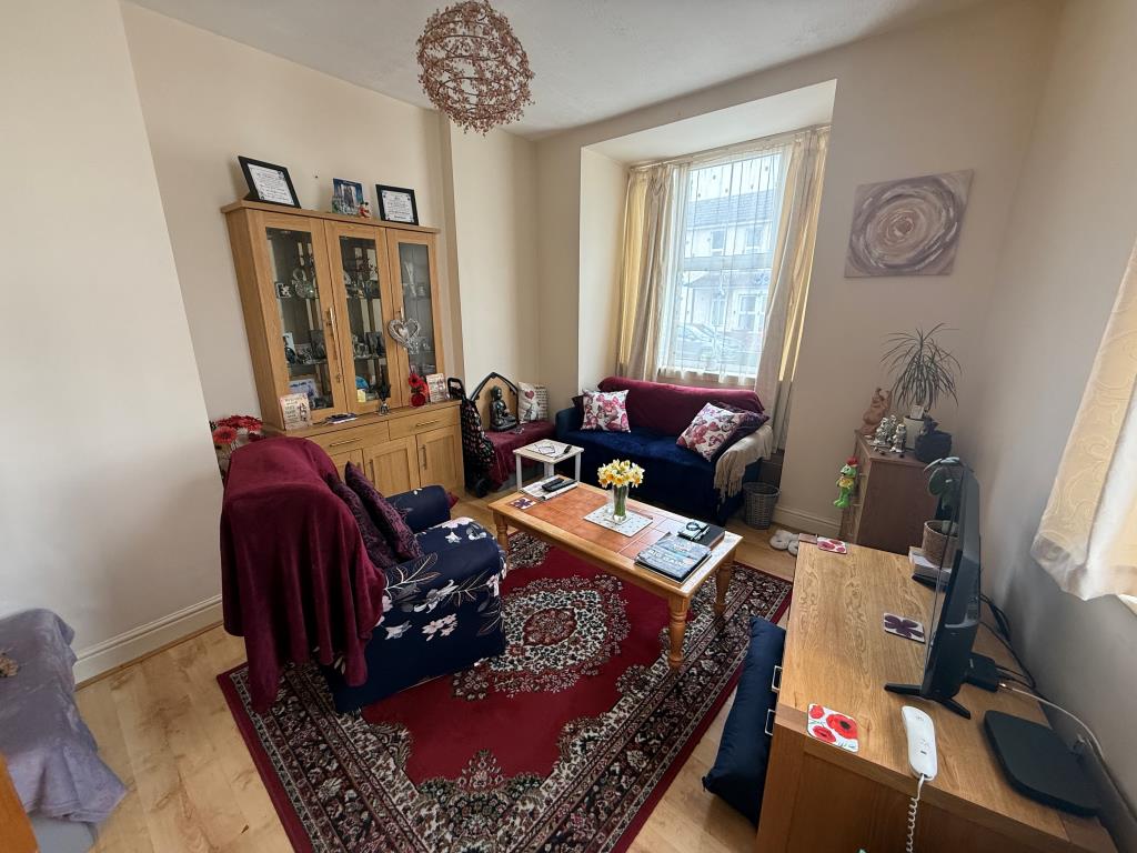 Lot: 145 - BLOCK OF THREE FLATS FOR INVESTMENT - Living room Flat A